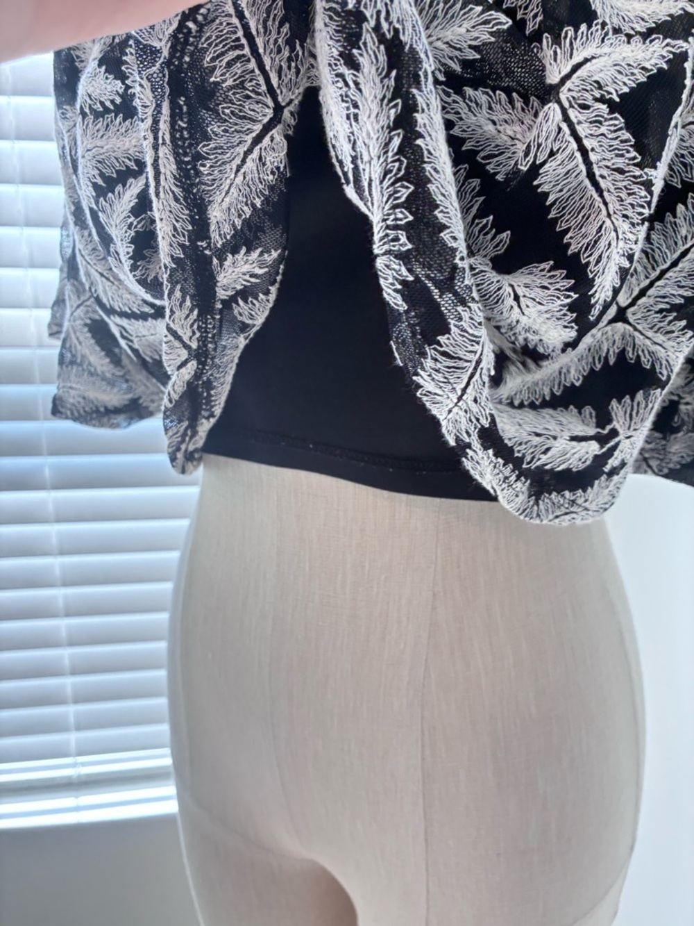 Urban Outfitters Kimchi Blue Tropical Floral Off-The-Shoulder Crop Top - Picture 3 of 9